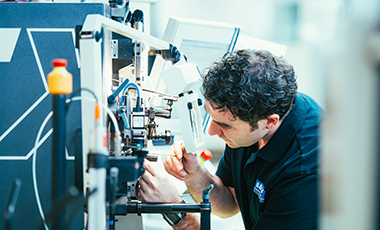 CARL HAAS fertigt Federn af CNC-gesteuerten Windeautomaten